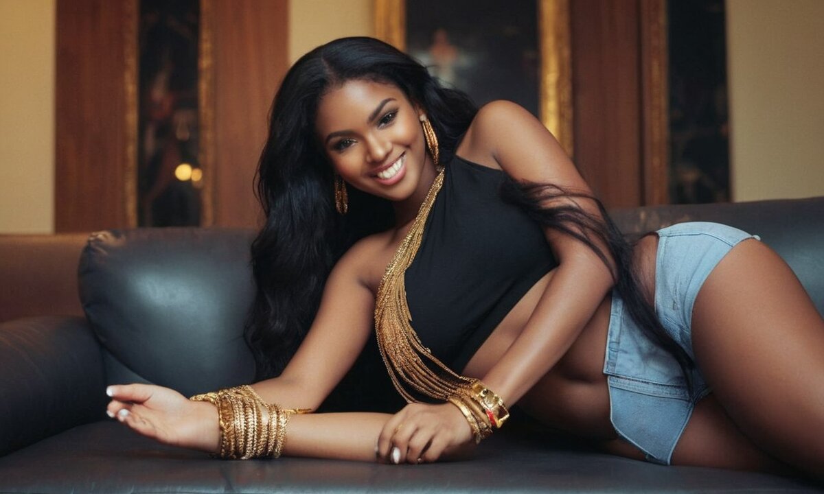 Трехрукая "богиня" в роскошных шортах