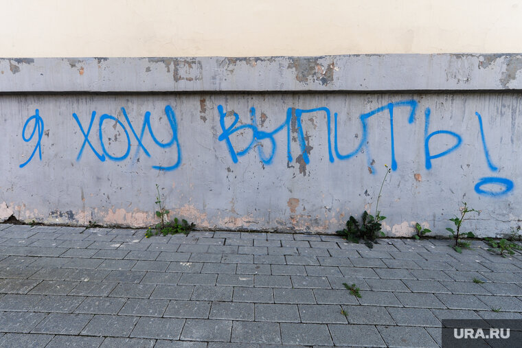 бьет значит не любит. трезвая девушка. трезвые не любят. трезвость выбор сильных плакат. я люблю трезвость.