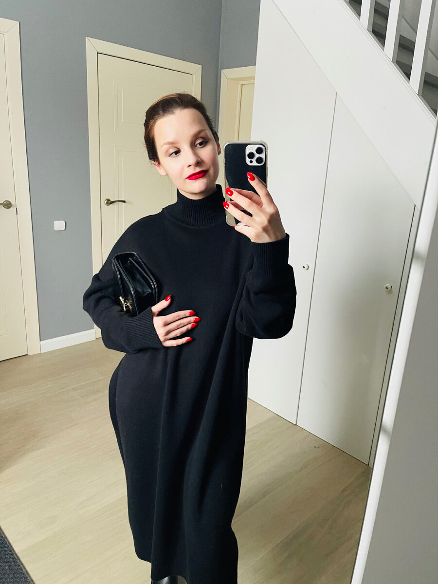 Как акцент, можно нанести красную помаду на губы, сделать красный маникюр или взять акцентную сумочку яркого цвета, в моем случае губы+маникюр