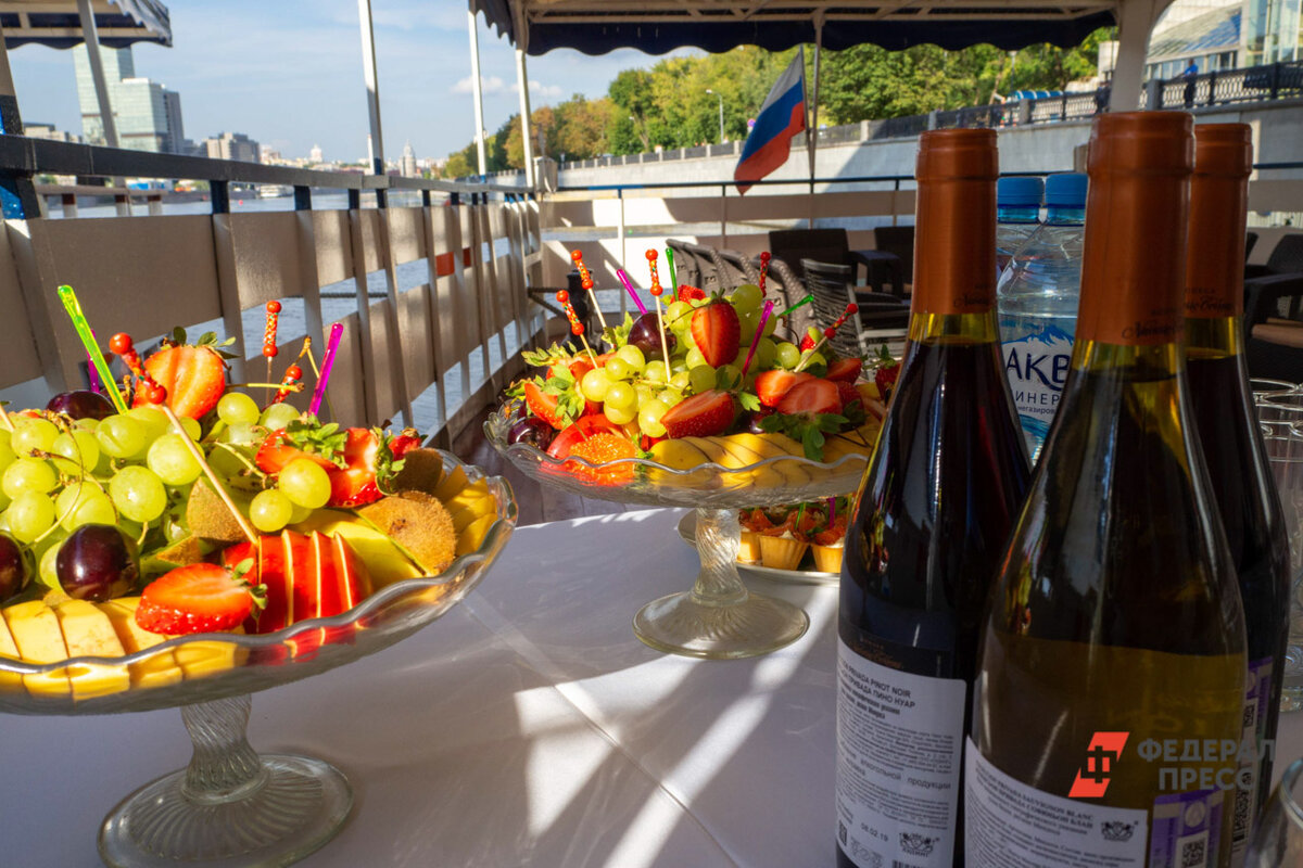 В общественной приемной заметили вино.  Фото: Фото: ФедералПресс / Елена Сычева