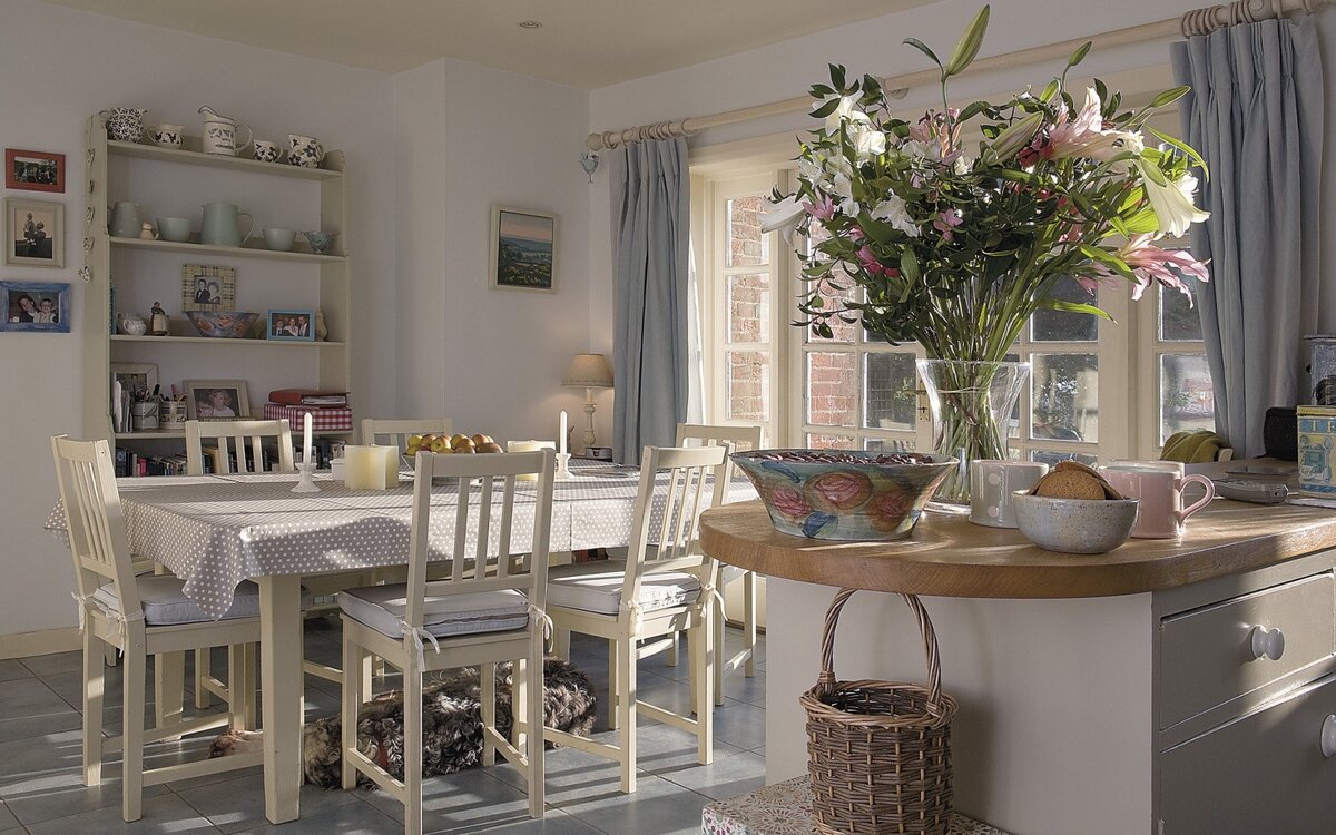 Обеденная зона гармонирует с интерьером кухни, источник фото: bigfoto.name