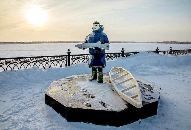   В Сургуте появилась скульптура мужчины с щукой в руках