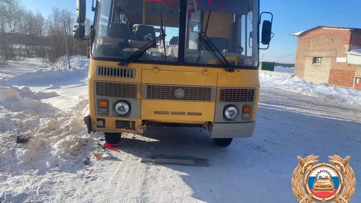     От удара легковой автомобиль съехал в кювет.