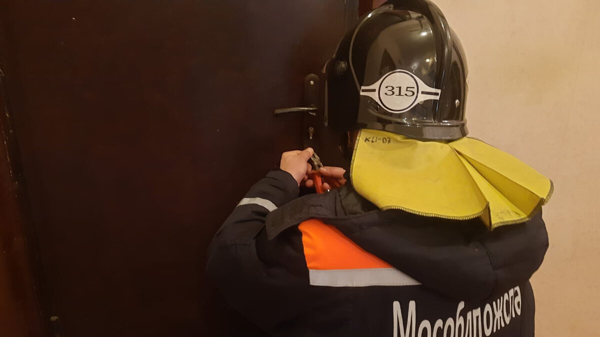 Ничего не хочу фото. Маня не хочу быть девочкой. Маня певица. Мем типичная мама. Не хочу быть девочкой.