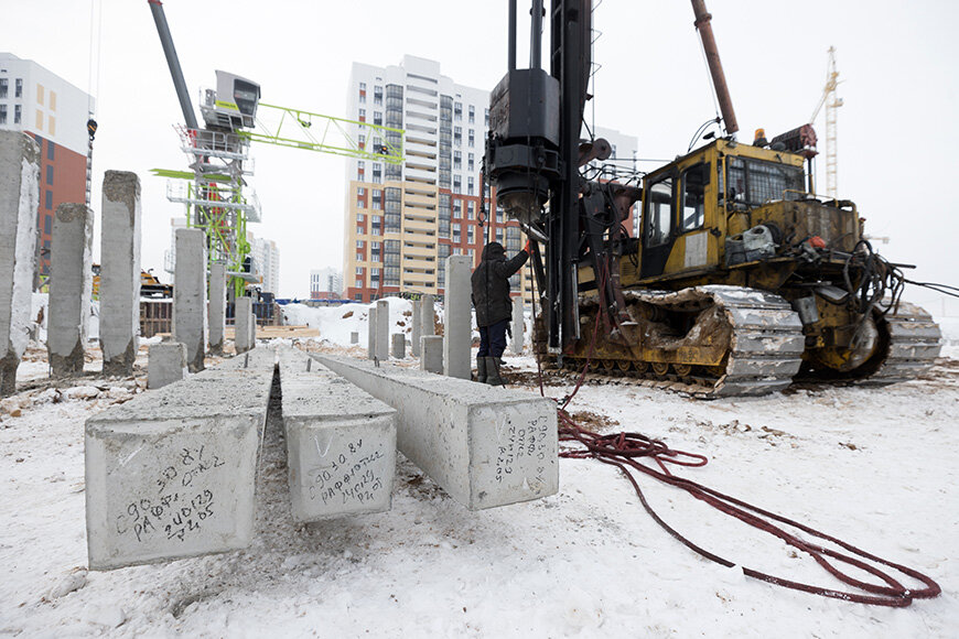 строительная бригада. строитель на стройплощадке. каменщик. стройка домов. стройка и строители.