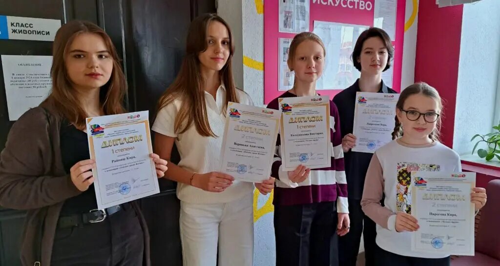 Изобразительное творчество в школе. Школа искусств. Урок живописи в художественной школе. Учащиеся художественных школ. Детская художественная школа № 4.