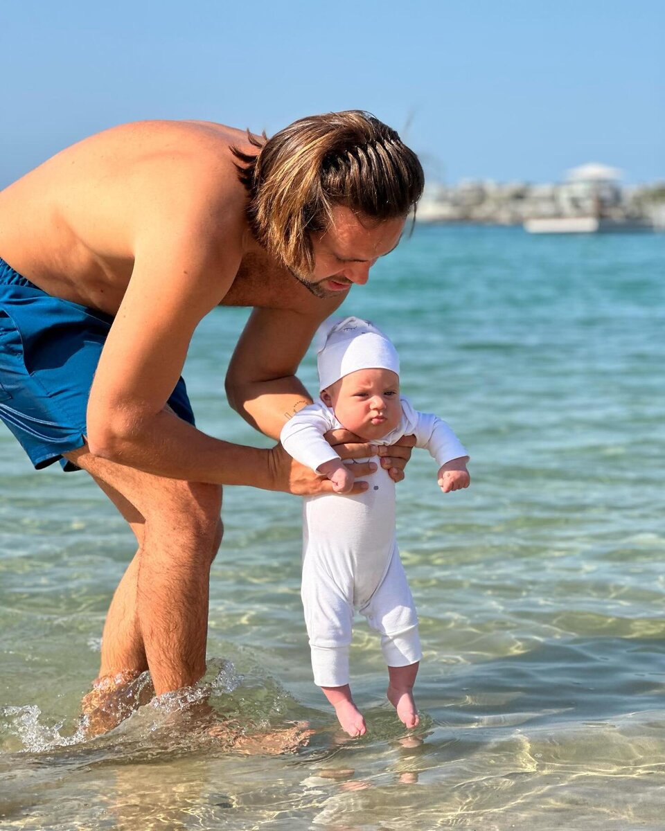 У сына стоит видео. Женщина с ребенком. Папа обнимает сына. Фотосессия папа и два сына. У сыночки встал.