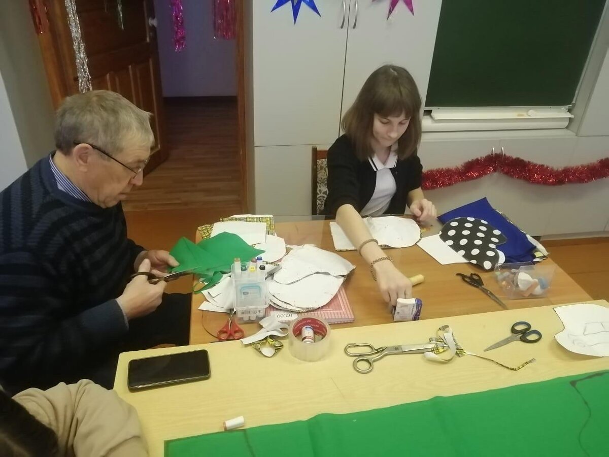  📷    В Сорочинском округе дети и взрослые сшили 38 пар теплых рукавиц для бойцов СВО Кристина Просвиркина