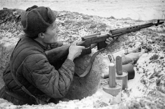 Солдат времён Великой Отечественной войны с винтовкой Токарева СВТ-40 (фото из открытых источников)