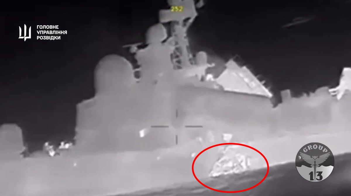 штурвал корабля. штурвал яхты. алекс томсон яхтсмен. человек управляющий кораблем. пират за штурвалом корабля.