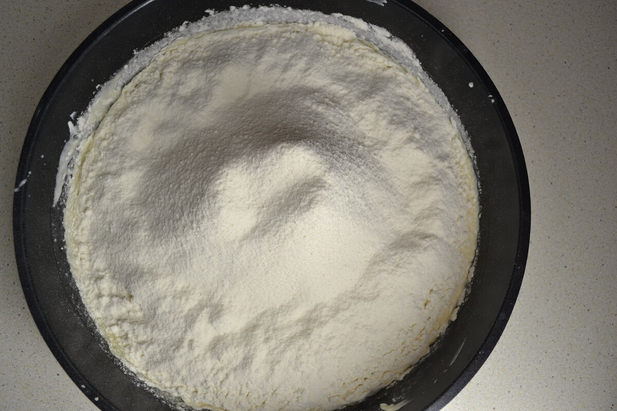 тесто на сливочном масле. сливочное масло тесто пирог. яйца в сметане тесто. тесто со сливочным маслом сметаной. шарлотка с жидким тестом.