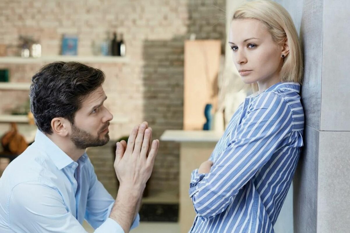 девушка закрывает лицо руками. встреча со страхом. женщина боится красивого. стал бояться женщин. статусы про походку девушки.