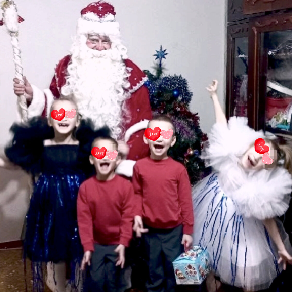 Иногда наши благотворители устраивают замечательные сюрпризы нашим подопечным по собственной инициативе. Таким сюрпризом для детей этой семьи стал Дед Мороз с подарками.