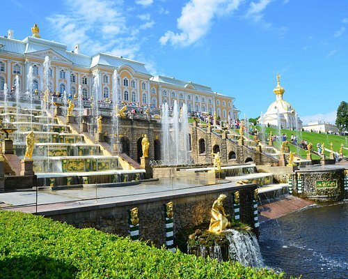 Санкт-Петербург – русский портовый город на побережье Балтийского моря, который в течение двух веков служил столицей Российской империи. Он был основан в 1703 году Петром I, которому воздвигнут знаменитый памятник "Медный всадник". Город по праву считается культурным центром страны. У туристов пользуются популярностью Мариинский театр, где проходят оперные и балетные спектакли, и Государственный Русский музей с коллекцией русского искусства, которая включает как православные иконы, так и работы художника-абстракциониста Василия Кандинского.