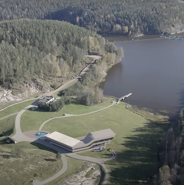 Разросшийся жилой комплекс на берегу озера с несколькими объектами недвижимости, «украденным» водопадом и креплениями для системы ПВО в 18 милях от границы России с Финляндией © The Dossier Center / YouTube