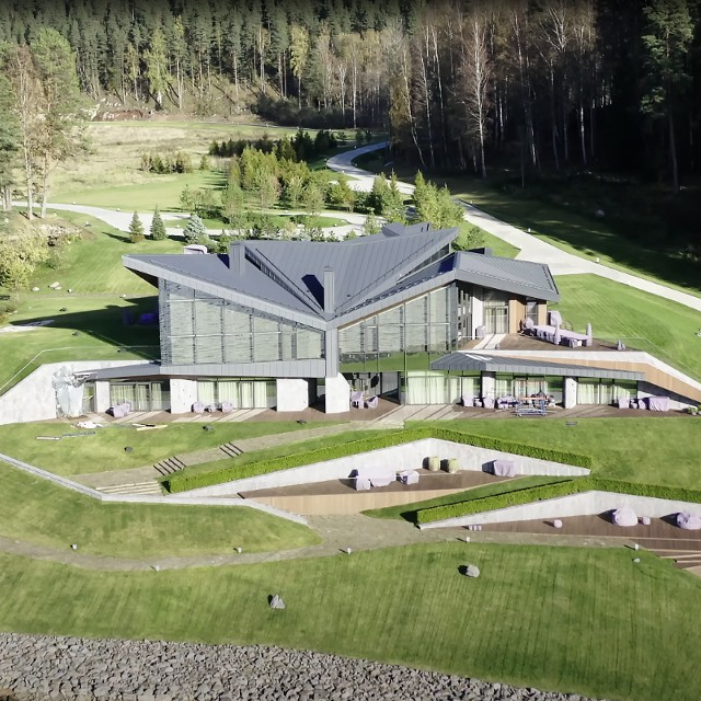 Особняк с шестью спальнями, роскошными гостиными и отдельными комнатами, украшенными инкрустацией из полудрагоценных камней, таких как лазурит и лабрадорит © The Dossier Center / YouTube