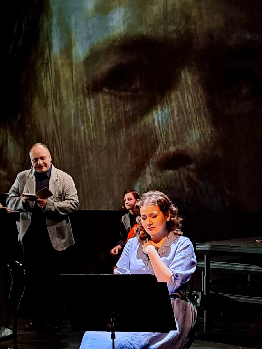 Сцена из спектакля. Фото автора.