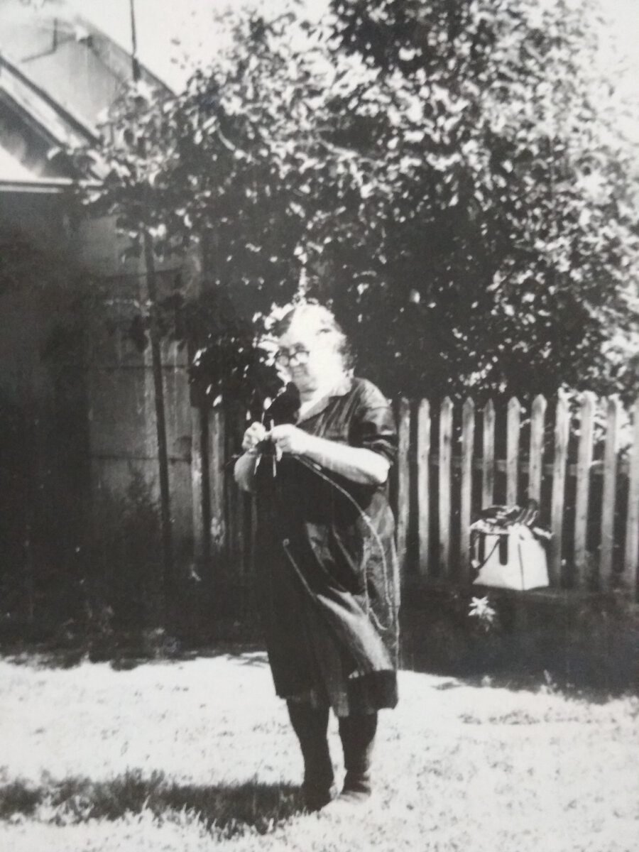 Бабуся вяжет варежку