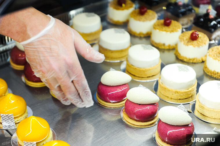 десерты для кофейни. пирожные седрик гроле. анна гордеева кондитер. кондитер пирожные. десерты в кондитерской.