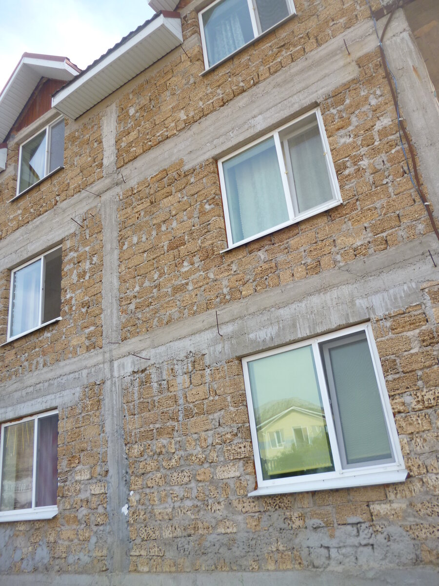 Дом из ракушки. Его мы снимали в первый наш приезд в Крым