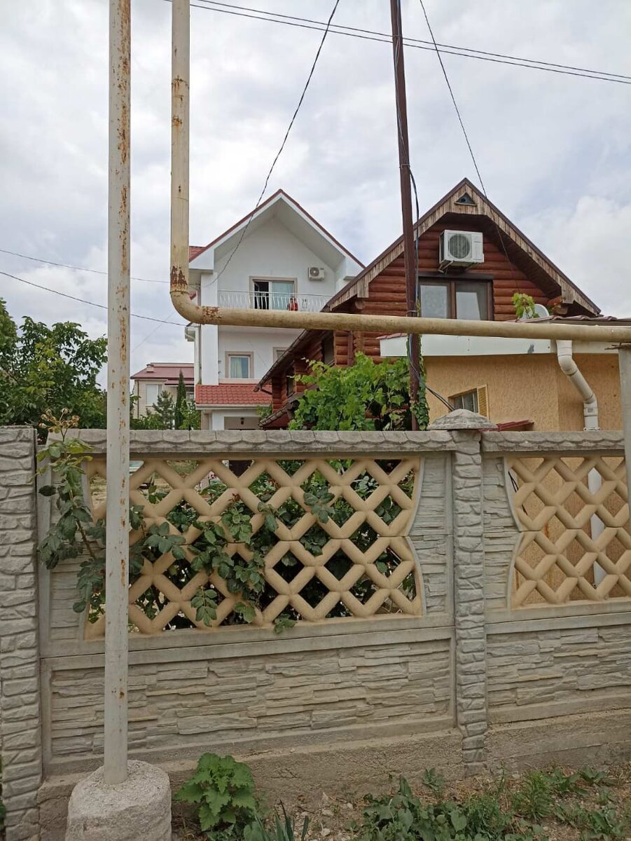 Этот же дом в этом году (5 лет спустя), уже облагороженный. Тот, что после теремка стоит, белый.