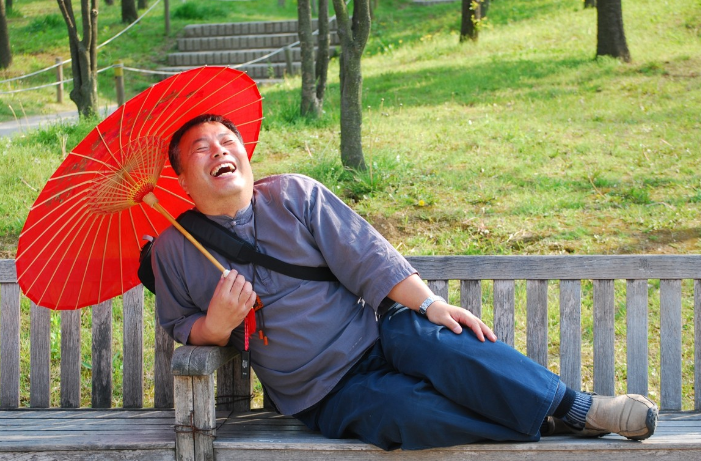 Почему смех защитная реакция. Смехотерапия упражнения. Основные способы заражения куриных эмбрионов. Человек, который смеется. Реакция смех.