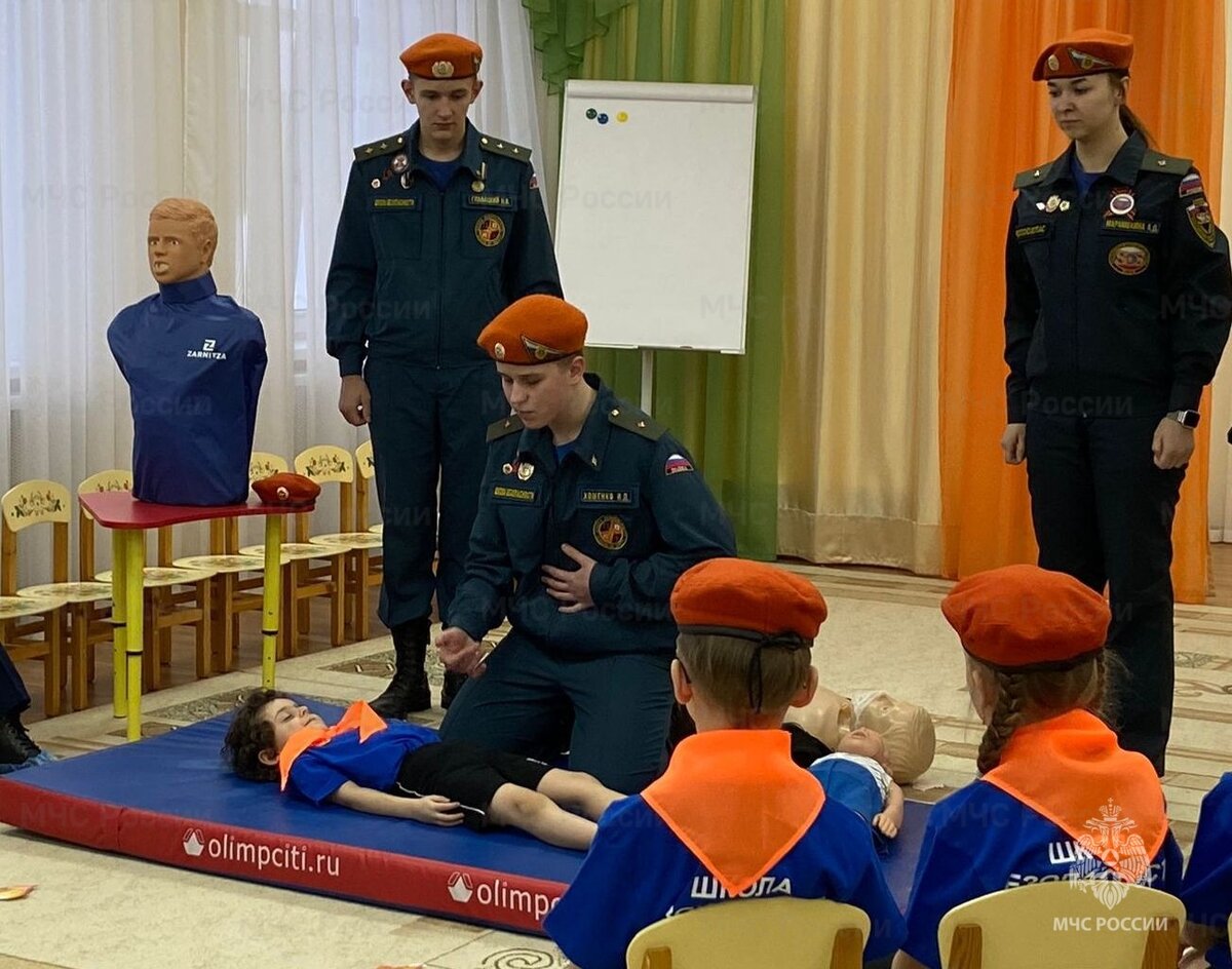 Занятия в университете. Молодой специалист в образовании. Интерактивная деловая игра. Спортивные люди. Активная работа на занятиях.