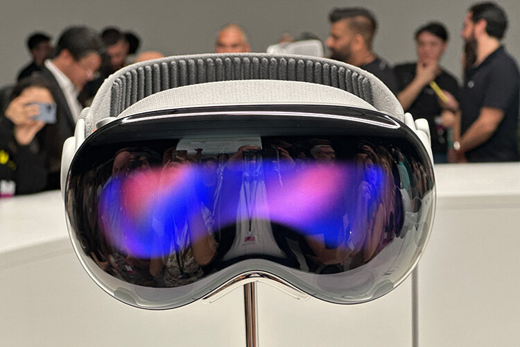    Сам шлем красивый и не громоздкий, отмечают обозреватели, но весит 600–650 г (батарея — еще 300 г), и вся тяжесть приходится на лицо Фото: © Christoph Dernbach / dpa / www.globallookpress.com