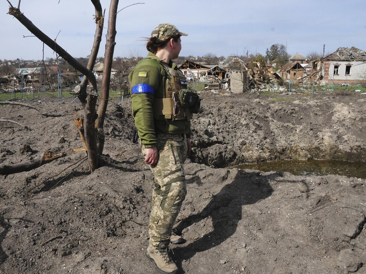    Военнослужащая ВСУ в Харьковской области© AP Photo / Andrew Marienko