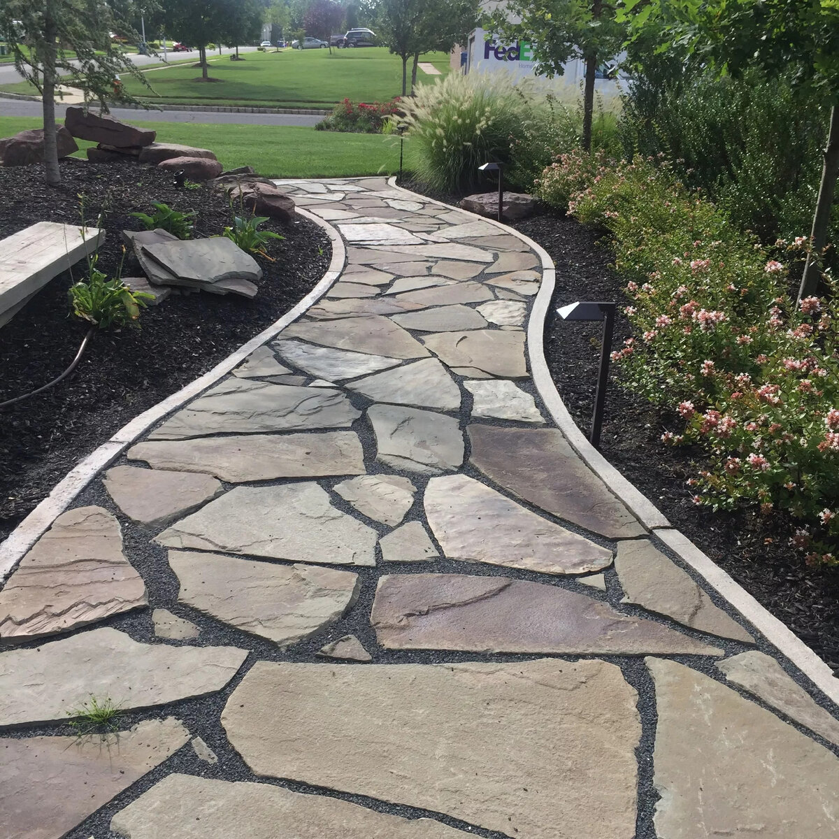 Плитняк в ландшафте. Плитняк для мощения дорожек. Песчаник плитняк для дорожек. Песчаник плитняк для дорожек. Мощение плитняком.