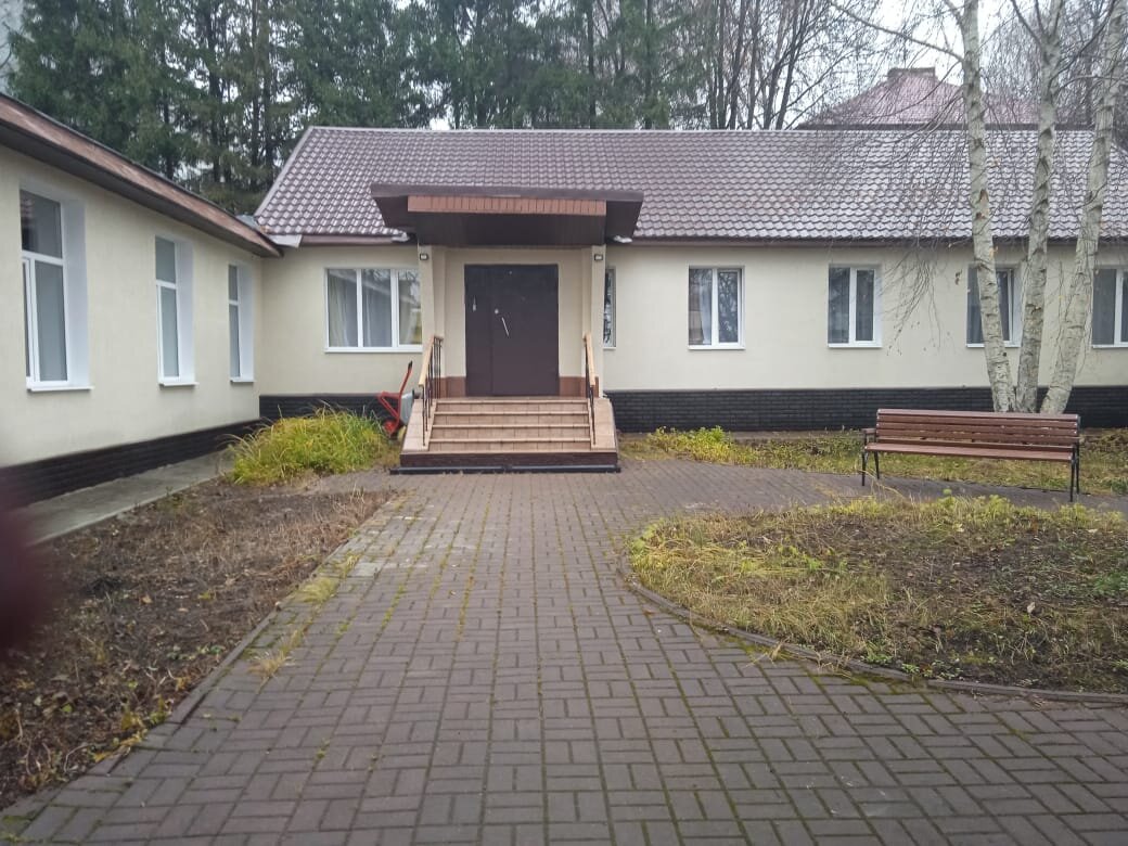 Мужчина прижимает девушку. Прижал к стене. Как правильно обниматься с девушкой. Осанка человека как проверить. Поднял-обнял мэм.