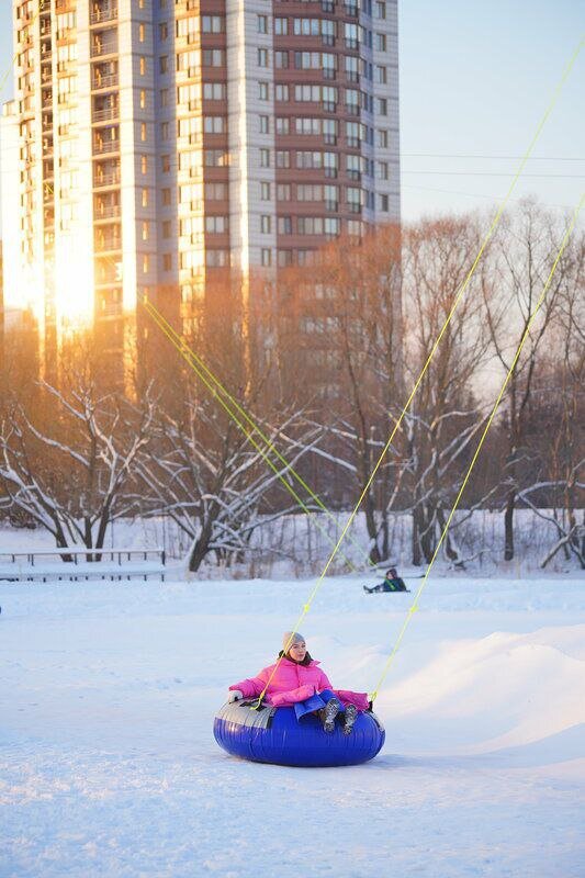 Инвалидная коляска в парке. Куда можно сходить инвалидам. Инвалиды в кинотеатре. Саки город колясочников. Приспособления для инвалидов.