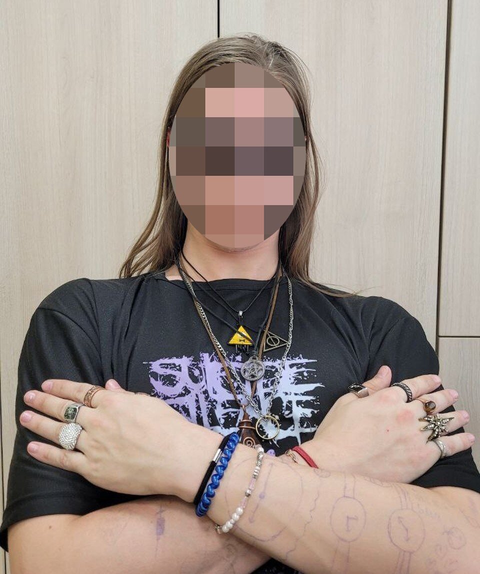 поцелуй девушек. шутки про подруг. подружка оказалась. мать и дочь беседуют. сабриссе алия.