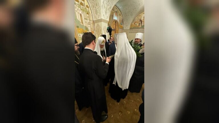    Подарил икону и пригласил в Оренбург. Митрополит Петр лично поздравил Патриарха Кирилла Белов Михаил Александрович