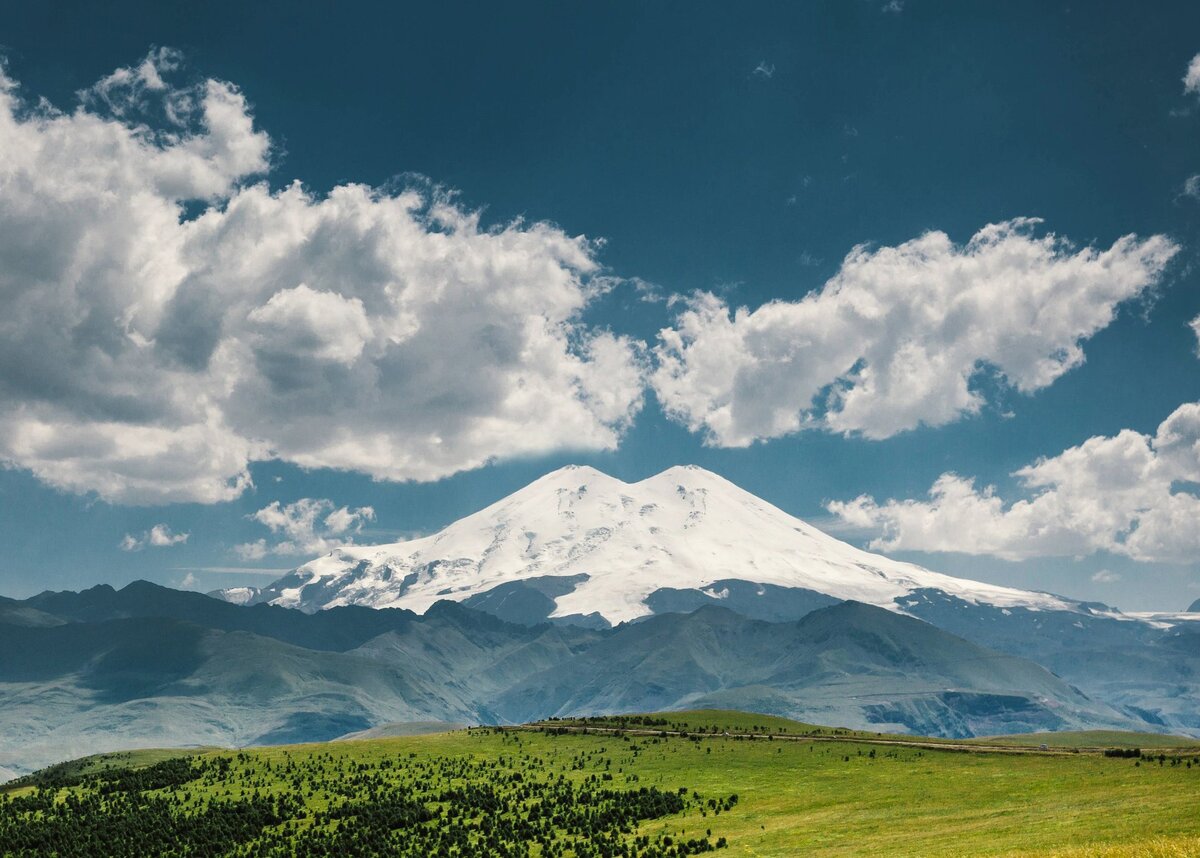 Эльбрус с плато бермамыт. Эльбрус и кавказский хребет. Карачаево черкесия гора эльбрус. Горы кчр эльбрус. Эльбрус 4к.