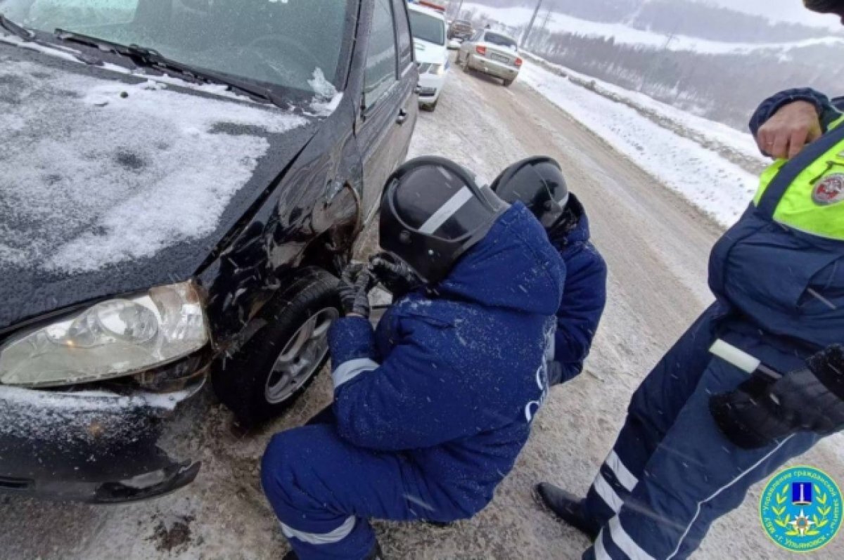    Ульяновские спасатели помогли автоледи заменить колесо попавшего в ДТП авто