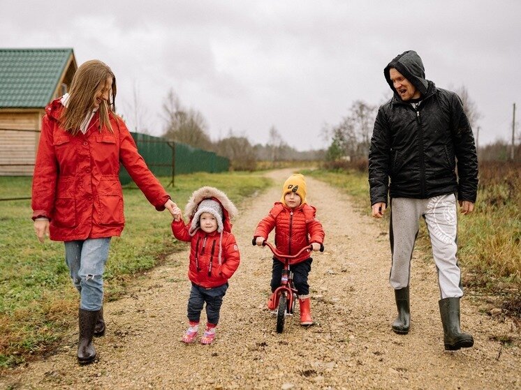 многие вышли на работу. многие вышли на работу. офисные войны. многие вышли на работу. простуда в офисе.