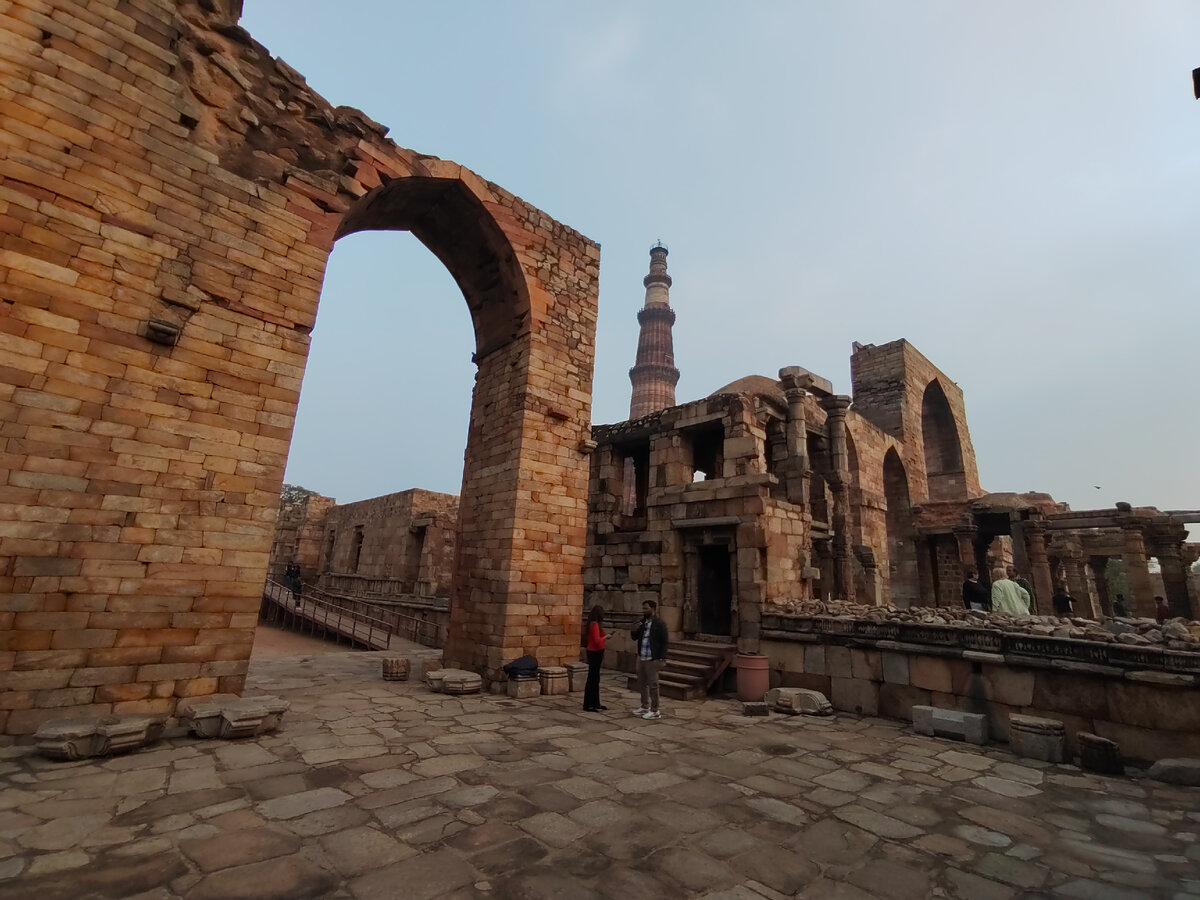 Уехать далеко. Падать и снова подниматься. Жизнь никогда не стоит на месте. Надо просто жить. Жизнь никогда не стоит на месте.