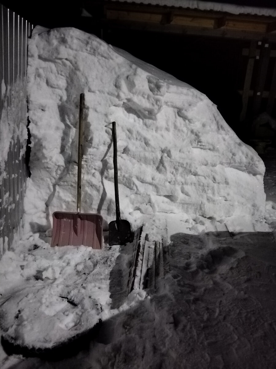 выпало много снега. глубокие сугробы. человек идет по сугробам. по пояс в снегу. ребенок идет через сугробы.