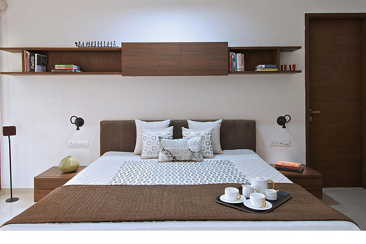 Как стоит кровать в спальне. Кровати в спальню двуспальные. Гардеробная за изголовьем кровати. Спальня с большой кроватью. Необычное расположение кровати в спальне.