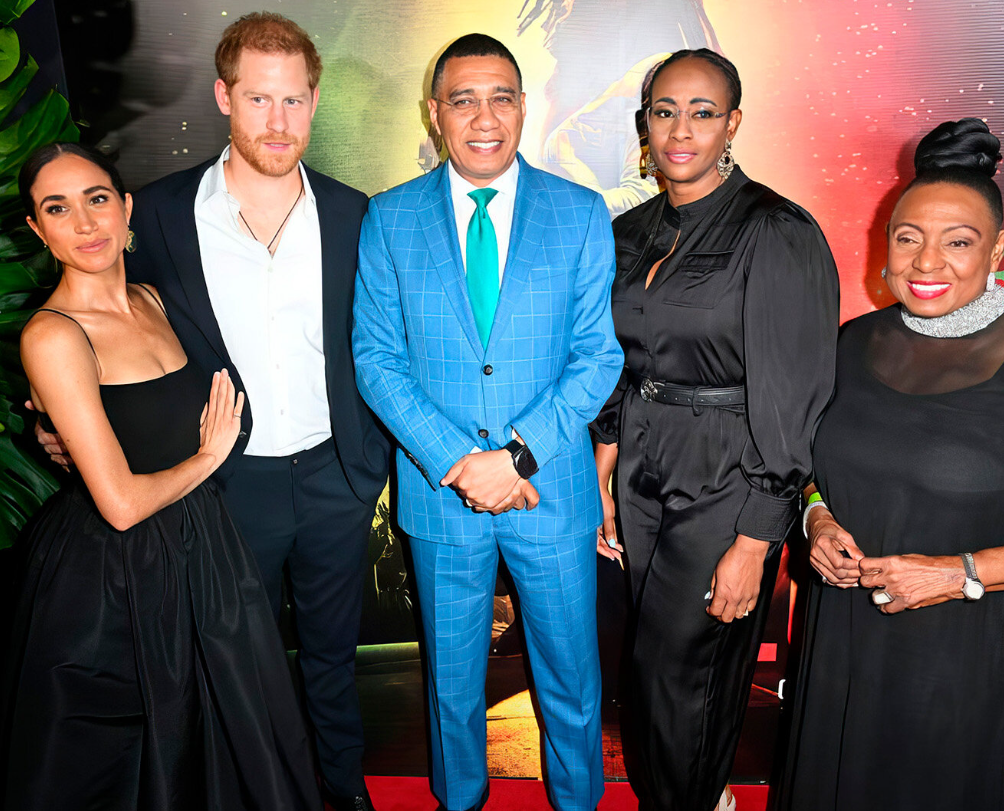 А то ходят тут всякие. Не дают спать. Иди спать вы пьяны. Ходют тут ходют а потом ложки пропадают. Ходят тут всякие быдлы.