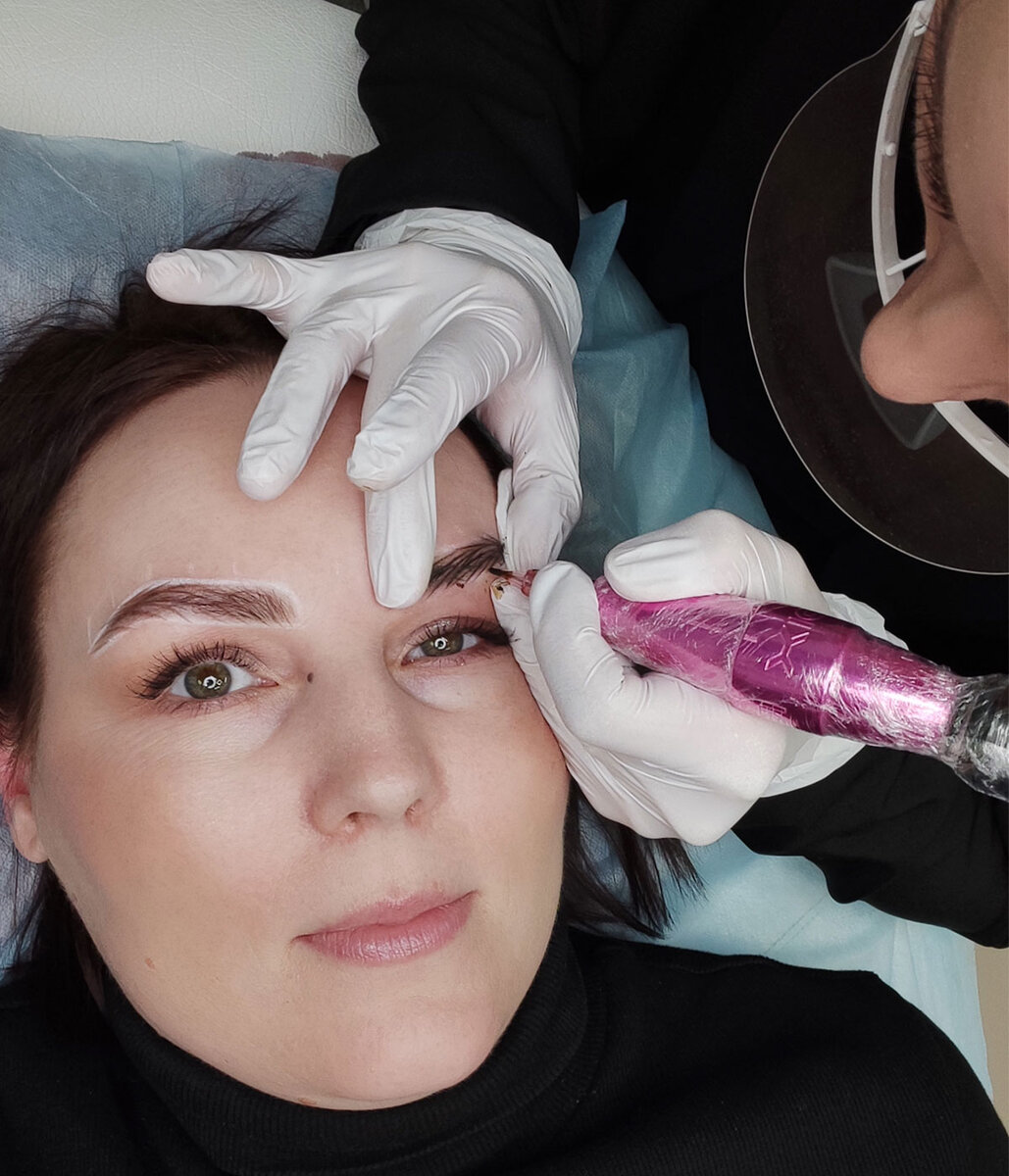 Перманентный макияж на английском. Перманентный макияж губ омбре. Татуаж бровей и губ. Перманентный макияж баннер. Макияж на белом фоне.