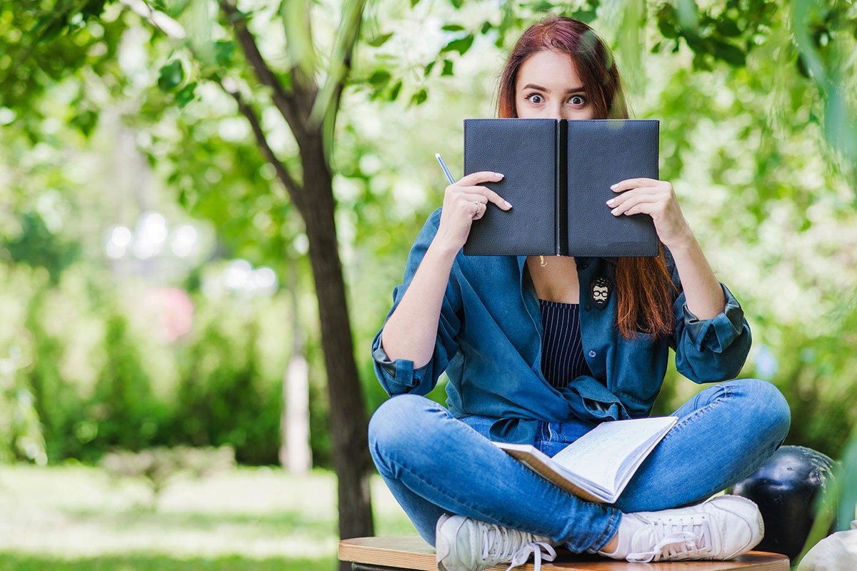 Листать надо. Девушка с книгой. Книга человек. Девушка с книгой в руках. Фотосессия с книгой на природе.