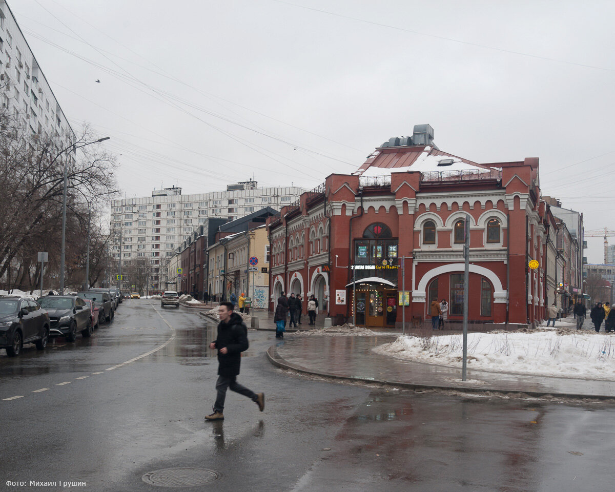 Ресторан "Вкусно и точка" на пересечении улицы Фридриха Энгельса и Ладожской улицы. 3 февраля 2024 года. Фото автора