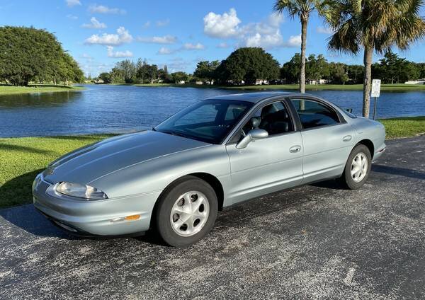 Если кто не признал, это Oldsmobile Aurora. 
