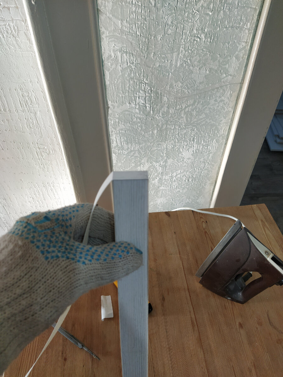 строящий клеящий. тонкошовная кладка ytong. плиточный клей нанесение. парень клеит обои. клеить обои.