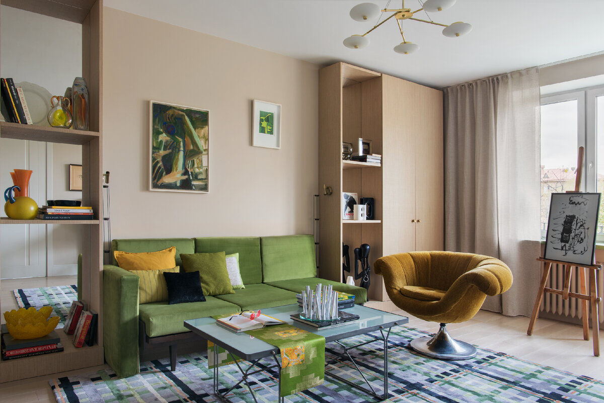 В гостиной старая советская кушетка, винтажный столик IKEA по дизайну Нильса Гаммельгаарда, кресло с генеральской дачи, советская люстра, шторы из ткани Equipo DRT, ковер Art de Vivre, винтажные напольные подсвечники из Дании, гравюра Алексея Лаптева, живопись Eлены Брегович.
