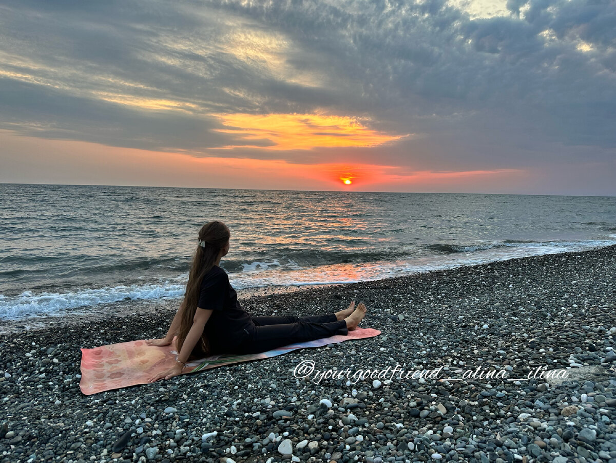 Занятия спортом на берегу черного моря.