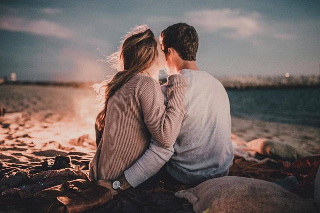 Женщина с чемоданом. Счастье не знает времени. Счастье не знает времени. Иллюстрации счастье. Добро у моря.