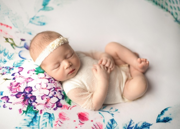 комфортер cuski fabby. комфорте для новорожденных. нужна ли младенцу подушка. шезлонг bright starts голубой. матрасик red castle cocoonababy.